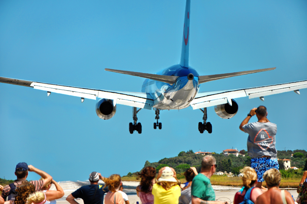 Skiathos,,Greece,-,August,23,,2013,Airplane,Landing,On,One Hranice EÚ by sa mali plne otvoriť pre kompletne zaočkovaných, zhodli sa diplomati členských krajín