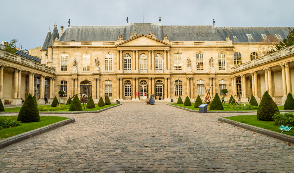 Outside,View,Of,Carnavalet,Museum,In,Paris Paríž po piatich rokoch otvára nádherné múzeum Carnavalet. Prešlo niekoľko miliónovou renováciou