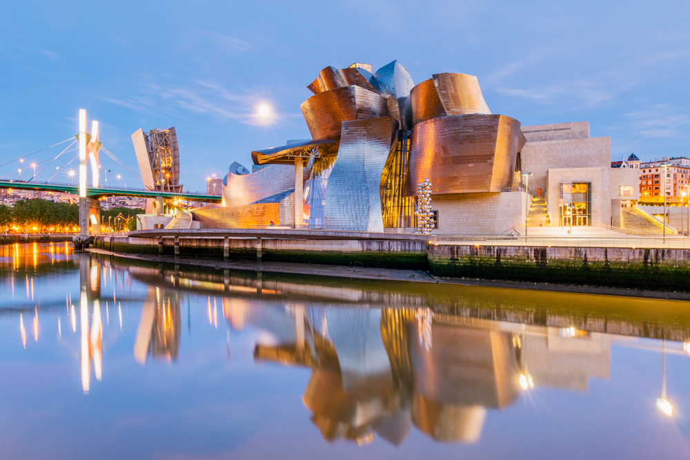guggengheim muzeum bilbao editorial Múzeum v španielskom Bilbau čistí vzduch: rozvešali ekologické plagáty, ktoré sa vyrovnajú 700 stromom