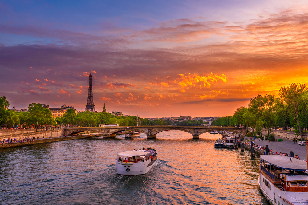 Sunset,View,Of,Eiffel,Tower,And,Seine,River,In,Paris, Francúzsko otvorí nočné kluby v prvej polovici júla