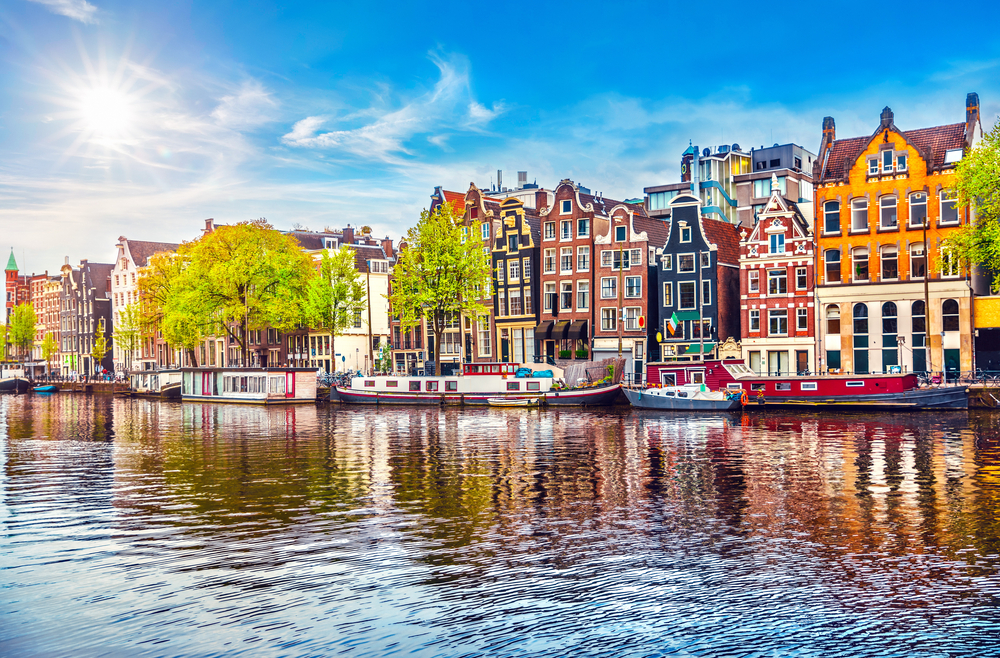 Amsterdam,Netherlands,Dancing,Houses,Over,River,Amstel,Landmark,In,Old Holandsko zrušilo všetky vstupné podmienky aj zostávajúce pandemické opatrenia