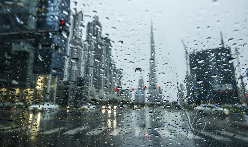 Rain,In,Dubai,,And,Other,Skyline,Seen,As,Blur,View Emiráty našli spôsob, ako ovplyvniť počasie. Pomocou dronov vedia vyvolať dážď