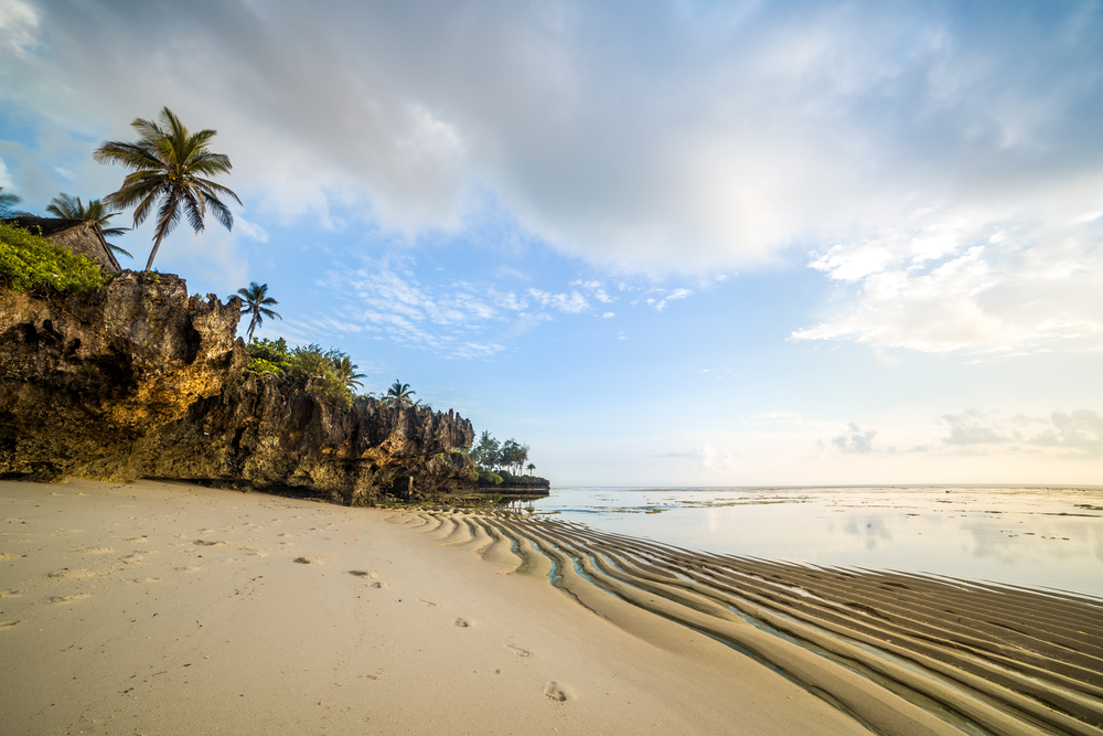 Paradise,Beach,With,White,Sand,And,Palms,,Kenya Mombasa je skutočný exotický raj: peckové letenky od 389€ a tipy na nezabudnuteľnú dovolenku