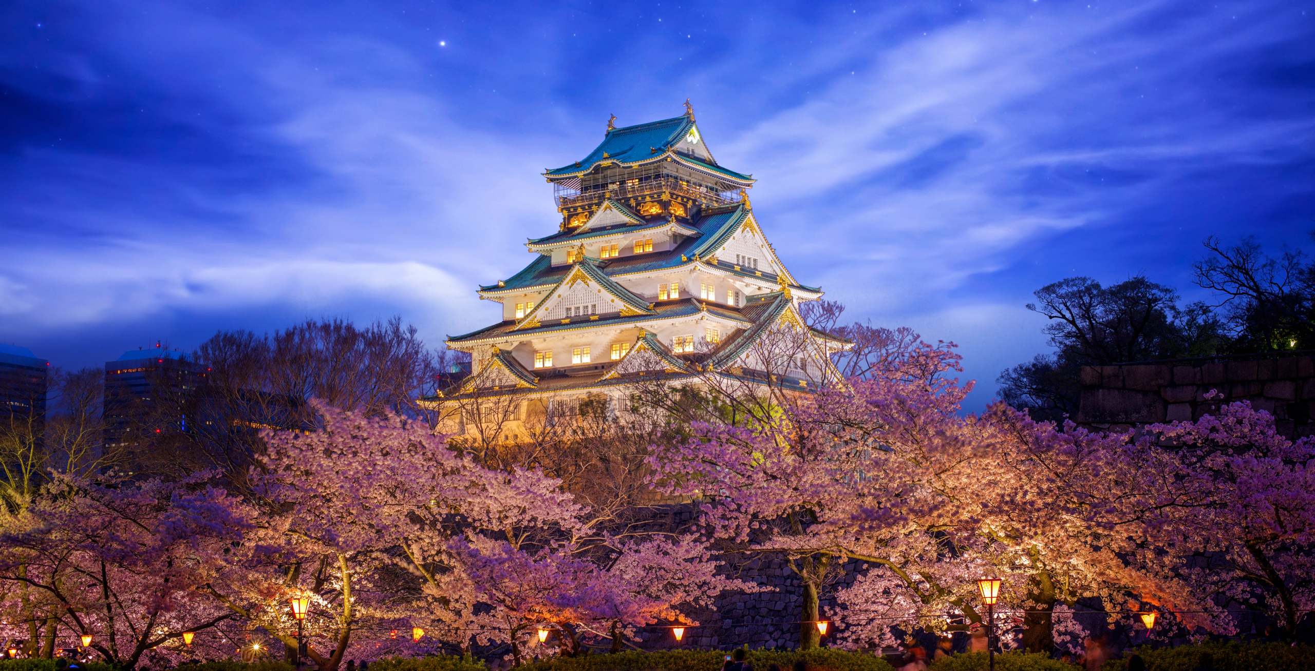 Himeji,Castle,In,Osaka,With,Full,Bloom,Of,Sakura,In Osaka z Budapešti od perfektných 549€! Leť do metropoly japonskej gastronómie
