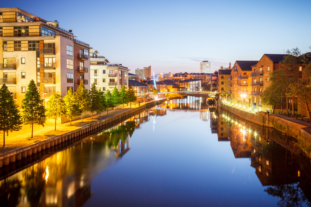 River,Aire,Waterfront,,Leeds,Yorkshire,uk Letenky do Leeds od 45€! Jeden z najväčších parkov v Európe, krásne umenie a remeselné pivo