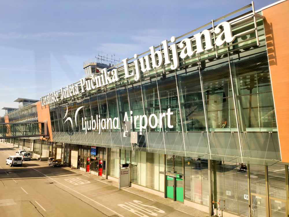 Brnik,,Slovenia,-,March,4,2020:,Ljubljana,Airport,Terminal,As Letisko v Ľubľane očkuje domácich aj turistov bez registrácie