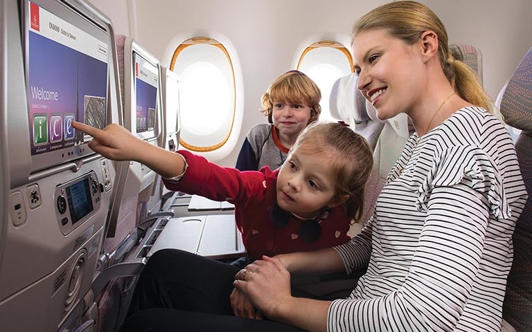 caucasian-family-on-airbus-a380-economy-class-w768x480 emirates deti