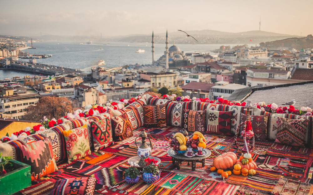Great,Panoramic,View,Of,Istanbul,From,High,Terrace,Decorated,Traditional Kappadokia a Istanbul s bohatým programom na 7 dní za 1609€