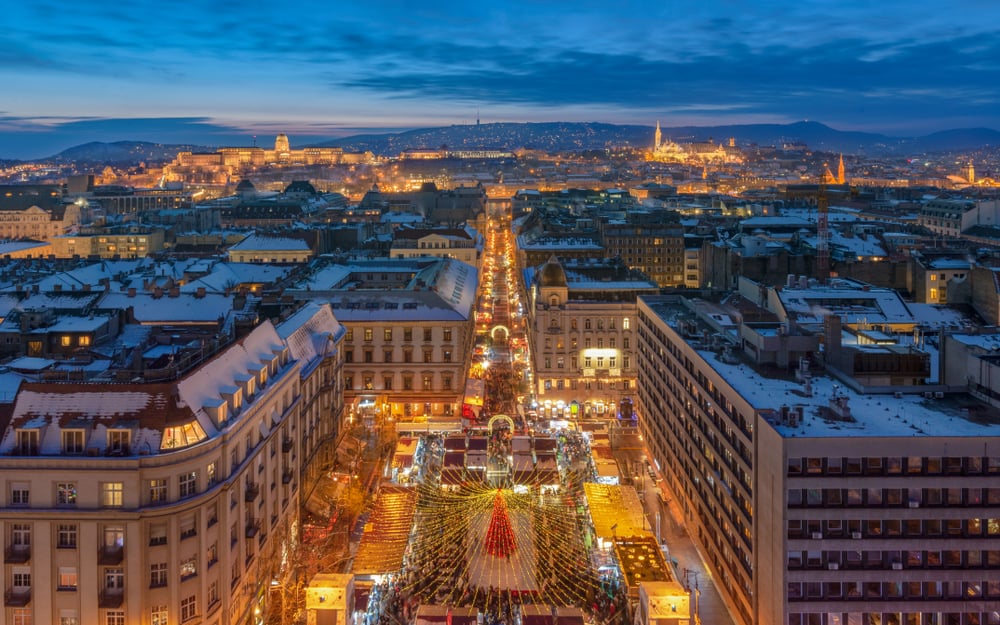 Europe,,Hungary,,Budapest,,Christmas,Market,In,The,Front,Of,St budapest vianocne trhy