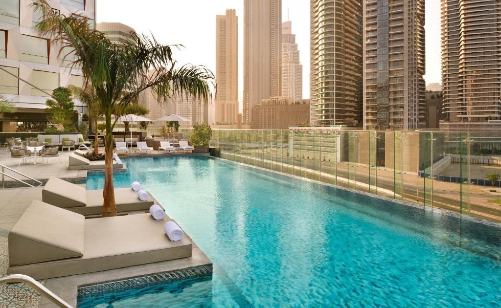 dubaj hotel indigo bazen