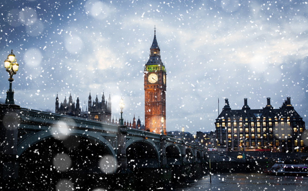 Snowing,In,London,,Uk,-,Winter,In,The,City londyn