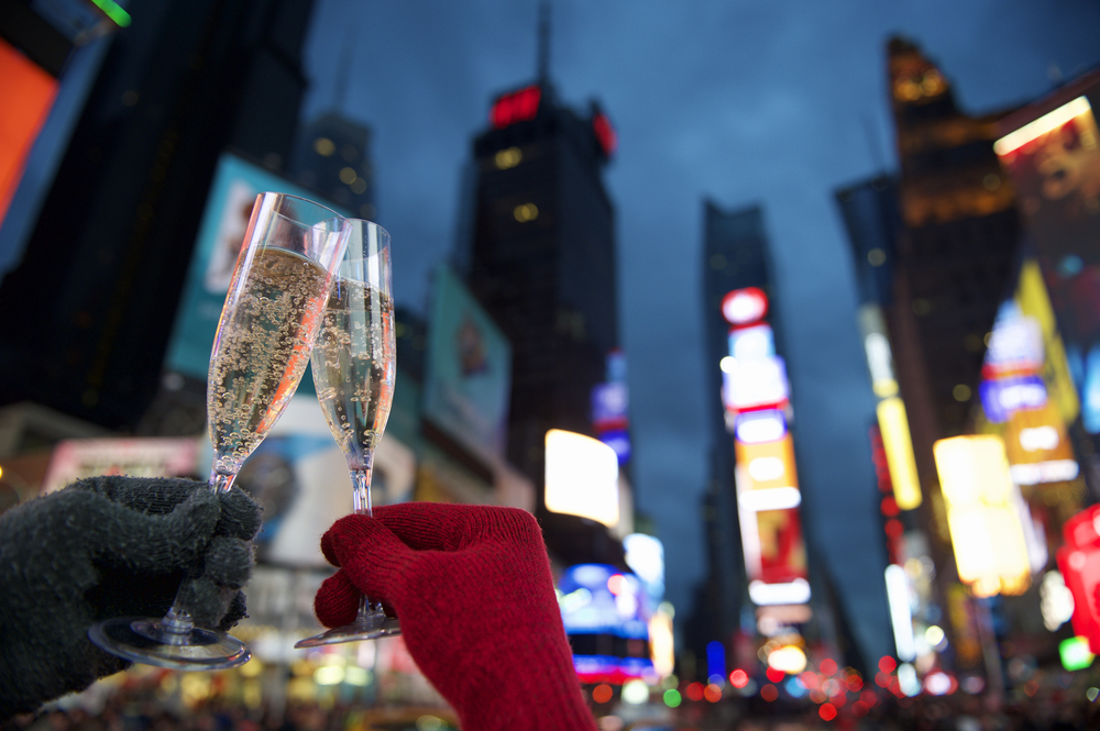 Happy,New,Year,Champagne,Toast,Couple,In,Times,Square,New Silvester na Times Square: New York tento rok umožní vstup plne zaočkovaným