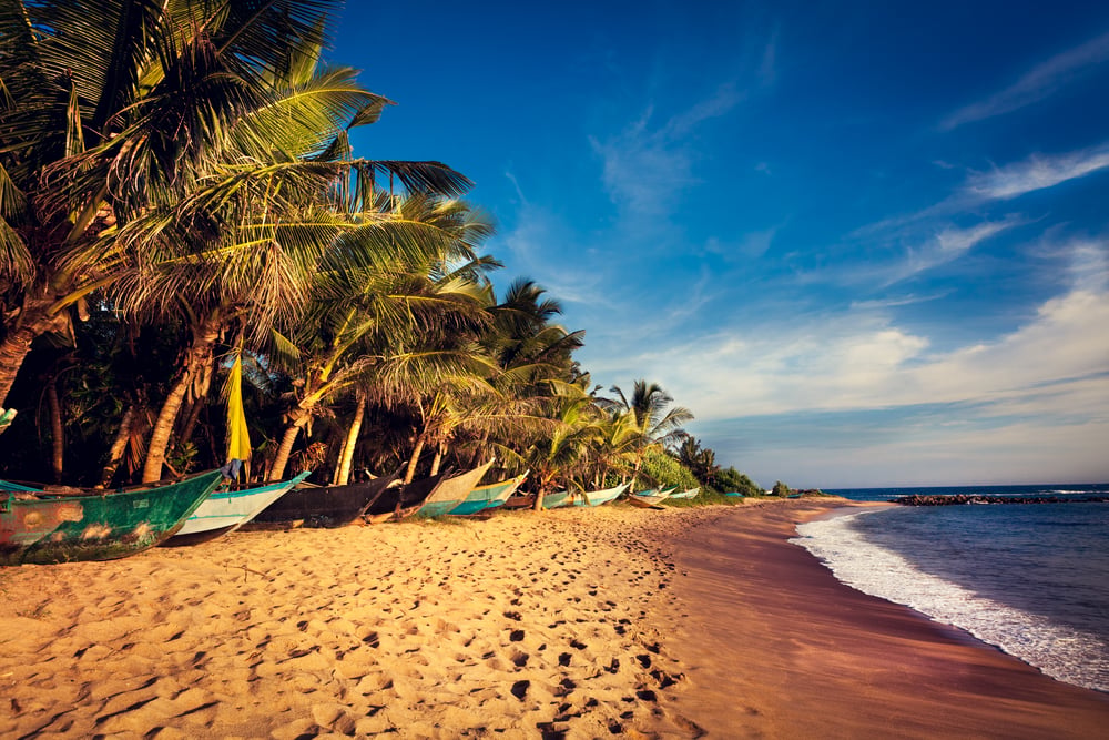 Boats,On,A,Tropical,Beach,,Mirissa,,South,Sri,Lanka PONUKA DŇA: Srí Lanka s letenkami z Viedne, 4*hotelom a polpenziou za 1198€