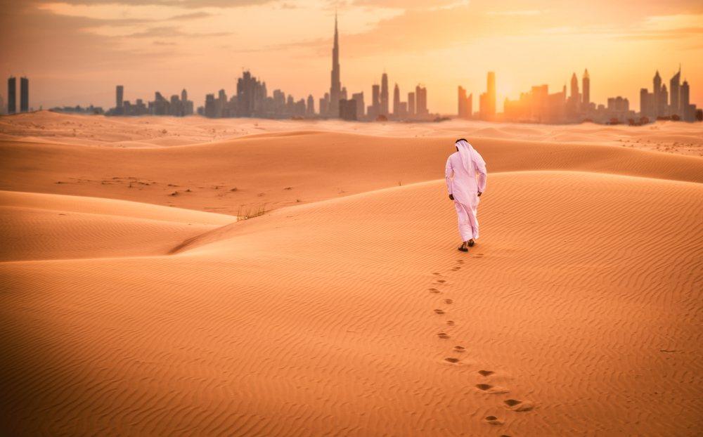 Arabic,Man,With,Traditional,Emirates,Clothes,Walking,In,The,Desert spojene arabske emiraty