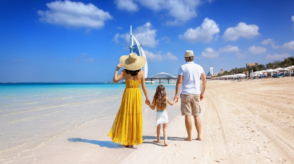 A,Tourist,Family,On,Summer,Holiday,Time,Walks,Down,A rodicia a dcera v dubaji na plazi