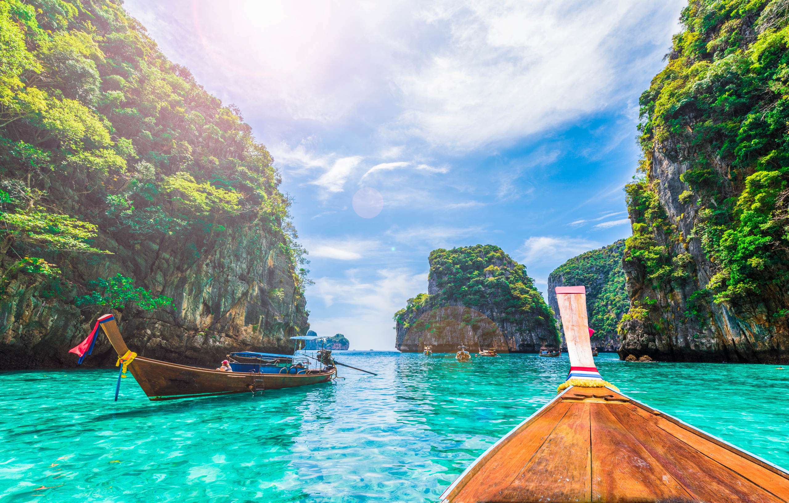 View,Of,Loh,Samah,Bay,,Phi,Phi,Island,,Thailand Thajsko prehráva boj s Bali. Turistov láka na vnútroštátne prelety zadarmo