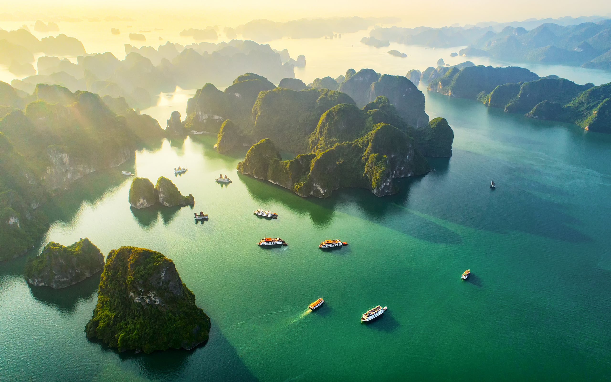 Aerial,View,Floating,Fishing,Village,And,Rock,Island,,Halong,Bay, Výpredaj Ázie na TOP sezónu od 349€:, Vietnam, Čína, Filipíny a ďalšie pecky za brutálne ceny!
