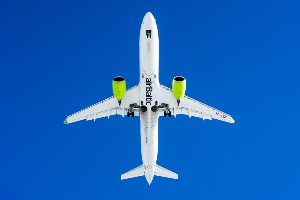 Modern,Passenger,Airplane,Airbus,220-300,Of,Air,Baltic,On,A airBaltic majú výpredaj: Tallinn, Riga, Helsinki a iné severské destinácie od parádnych 99€!