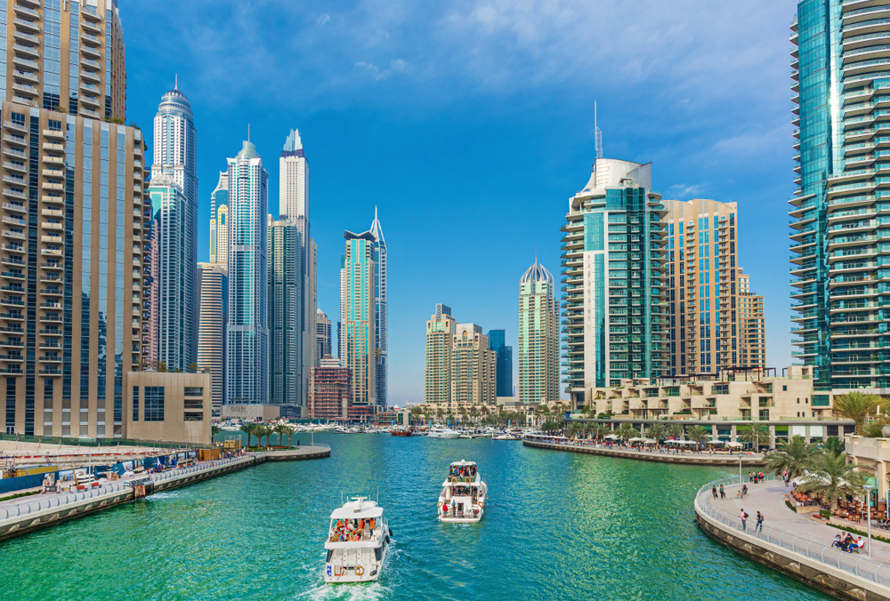 Luxury,Dubai,Marina,Skyscrapers,,Cruise,Boat,And,Promenade,In,Beautiful dubaj lod