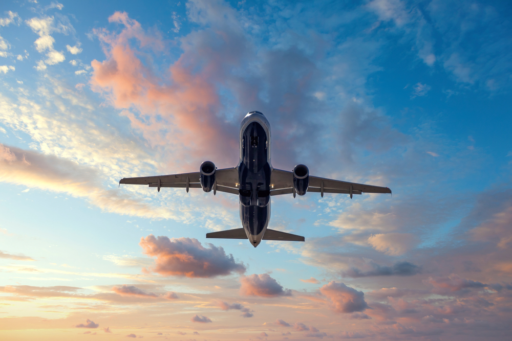 Jet,After,Departing,Airport,At,Sunset Prekoná teenager z Belgicka svetový rekord v prelete okolo celého sveta?