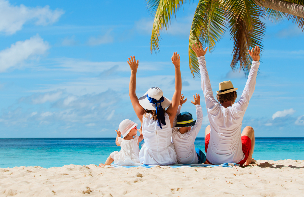 Happy,Family,With,Two,Kids,Hands,Up,On,Beach rodina na plazi