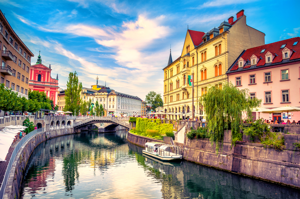 Cityscape,View,On,Ljubljanica,River,Canal,In,Ljubljana,Old,Town. slovinsko