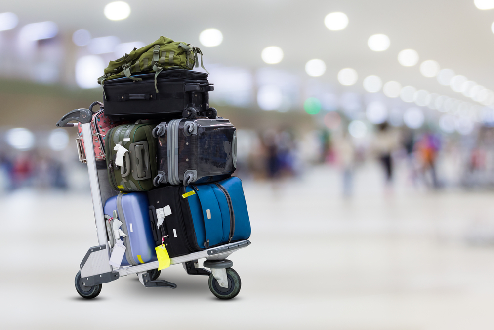 Airport,Luggage,Trolley,With,Suitcases Cestujúci sa kvôli stratenej batožine ocitli na luxusnej plavbe v teplákoch