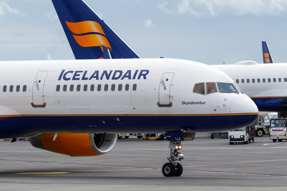 Keflavik,,Iceland,-,July,4,,2017:,Icelandair,Boeing,757-200,Airplane Šialené: Icelandair si na európske letiská vozí vlastných nosičov batožiny