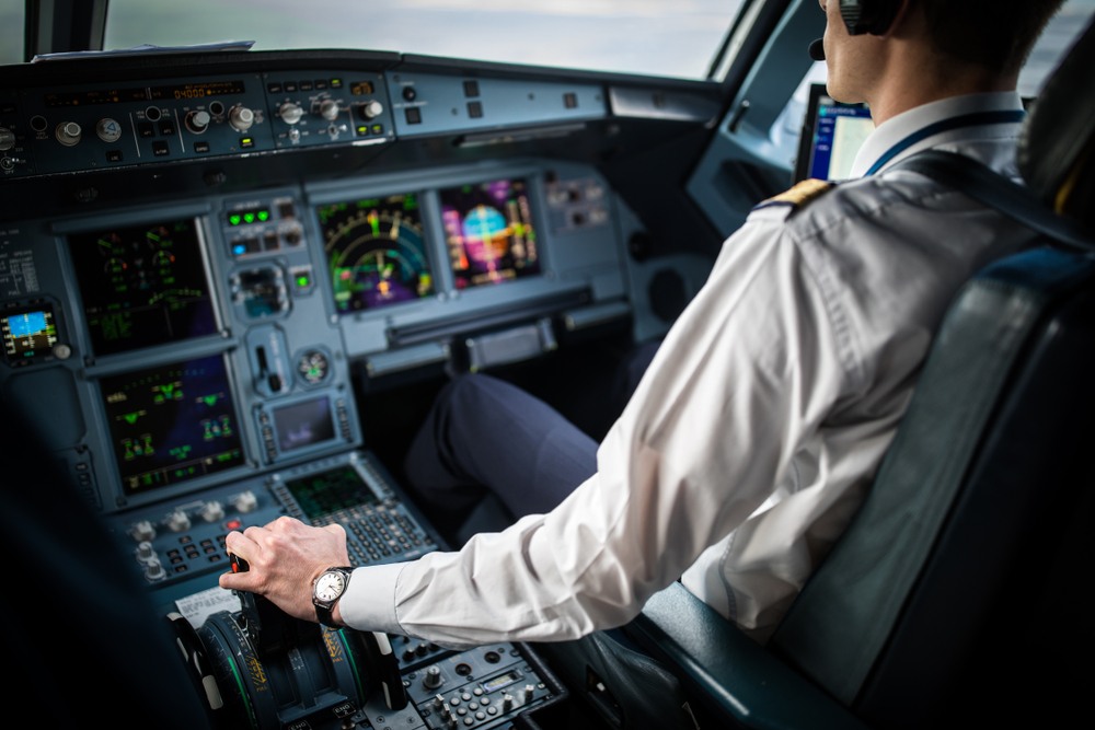 Pilot's,Hand,Accelerating,On,The,Throttle,In,A,Commercial,Airliner Pilot Vuelingu opustil horiace lietadlo ako prvý a bez vydania bezpečnostných pokynov