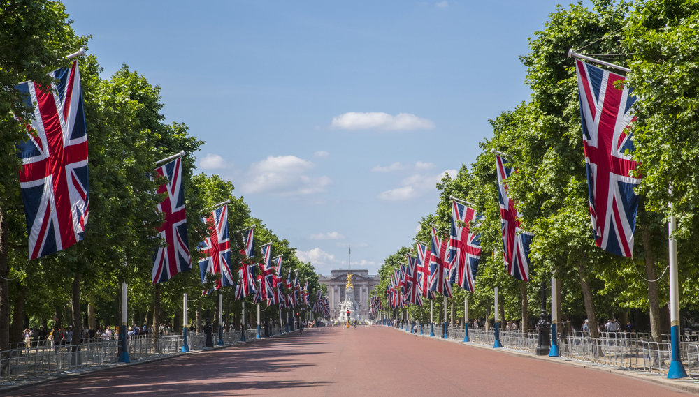 A,View,Looking,Down,The,Mall,Towards,Buckingham,Palace,In buckingham palac
