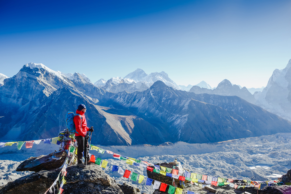 Male,Backpacker,Enjoying,The,View,On,Mountain,Walk,In,Himalayas. Kvalitný program, osvedčení sprievodcovia a overené hotely. Tu sú dôvody, prečo sa vybrať na poznávačku s Pelikánom