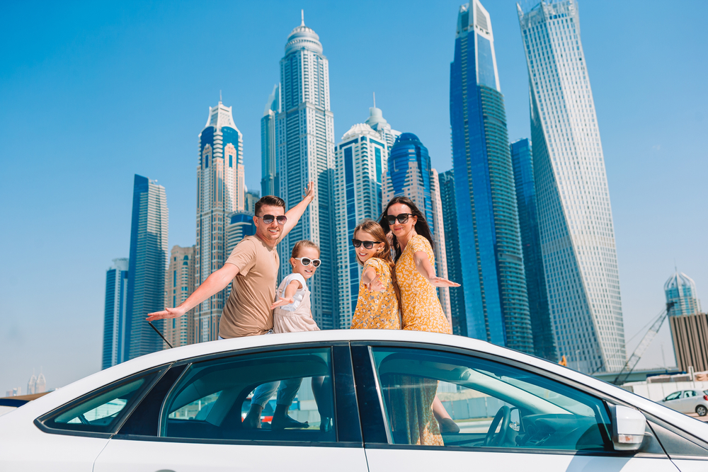Family,On,Vacation,In,Emirates.,Family,Of,Four,On,Car TOP 7 hotelov pre rodinnú dovolenku v Dubaji (s letenkami aj stravou)