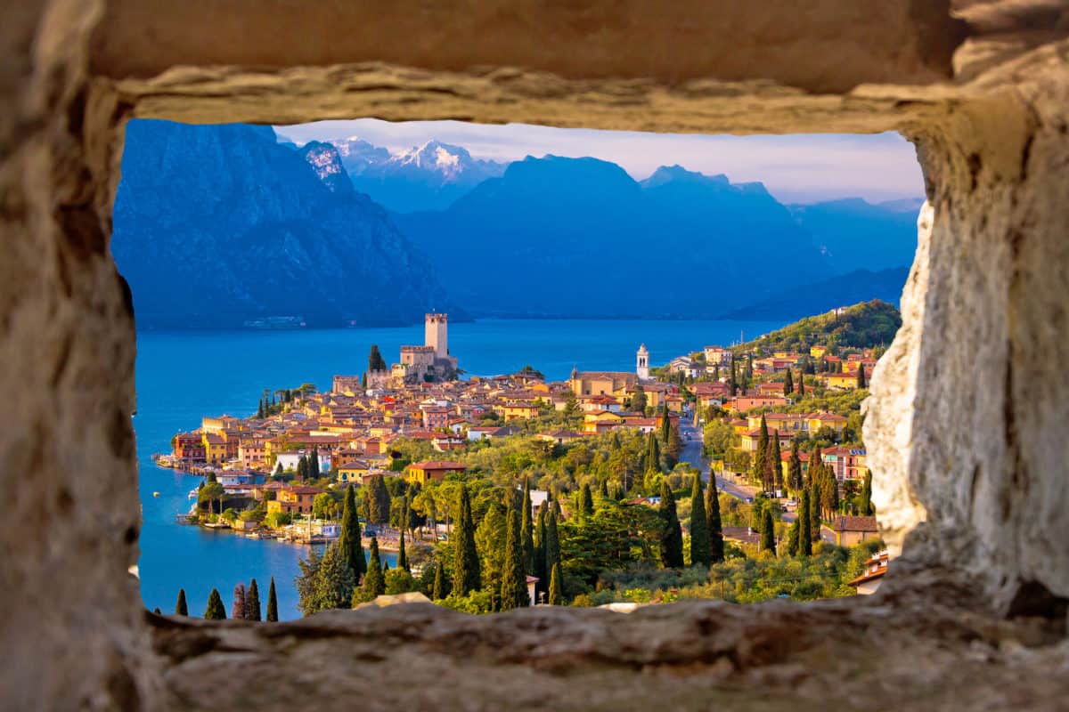 Malcesine and Lago di Garda aerial view through stone window PONUKA DŇA: Bergamo + výlet na Lago di Garda s letenkami, 4*hotelom a raňajkami od 279€