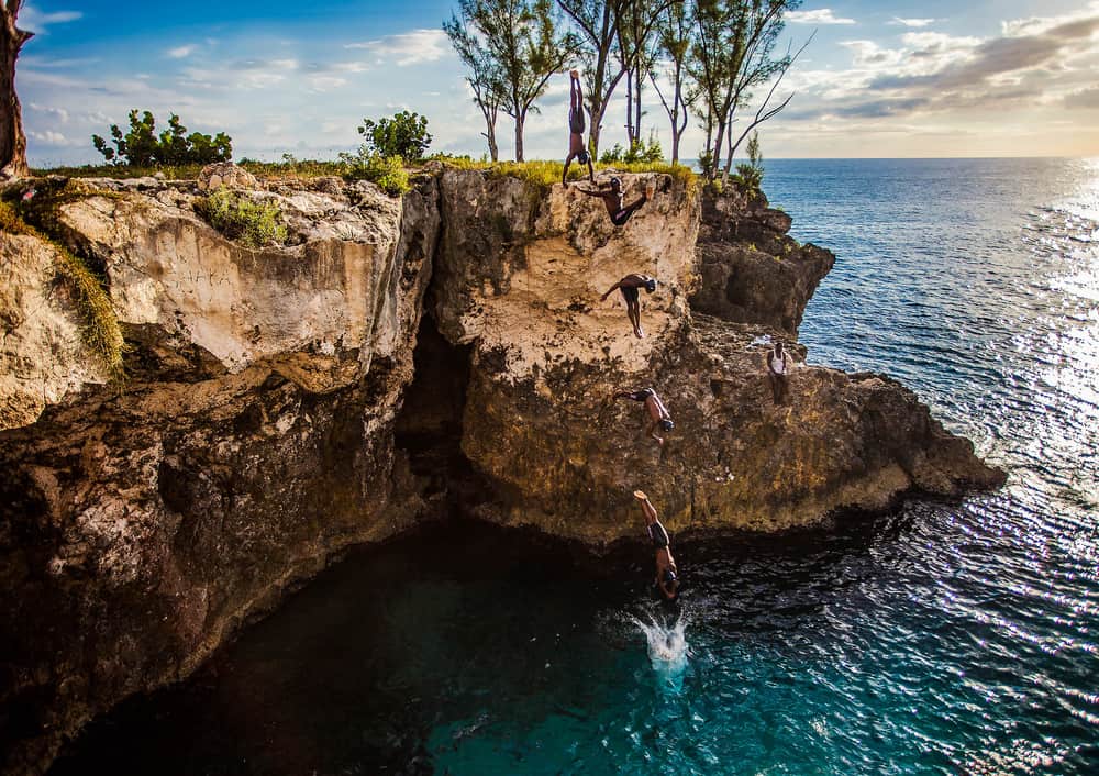 Cliff diving na Rick´s Café
