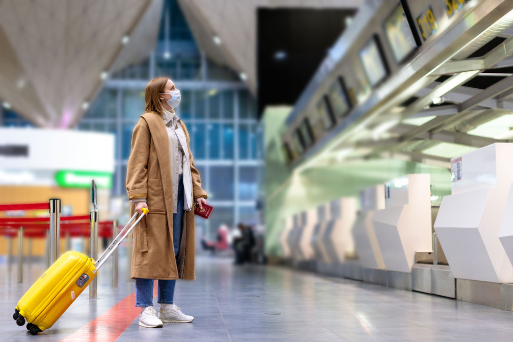 Woman,With,Luggage,Stands,At,Almost,Empty,Check-in,Counters,At 10 krajín, do ktorých ešte stále necestujeme tak ako pred pandémiou