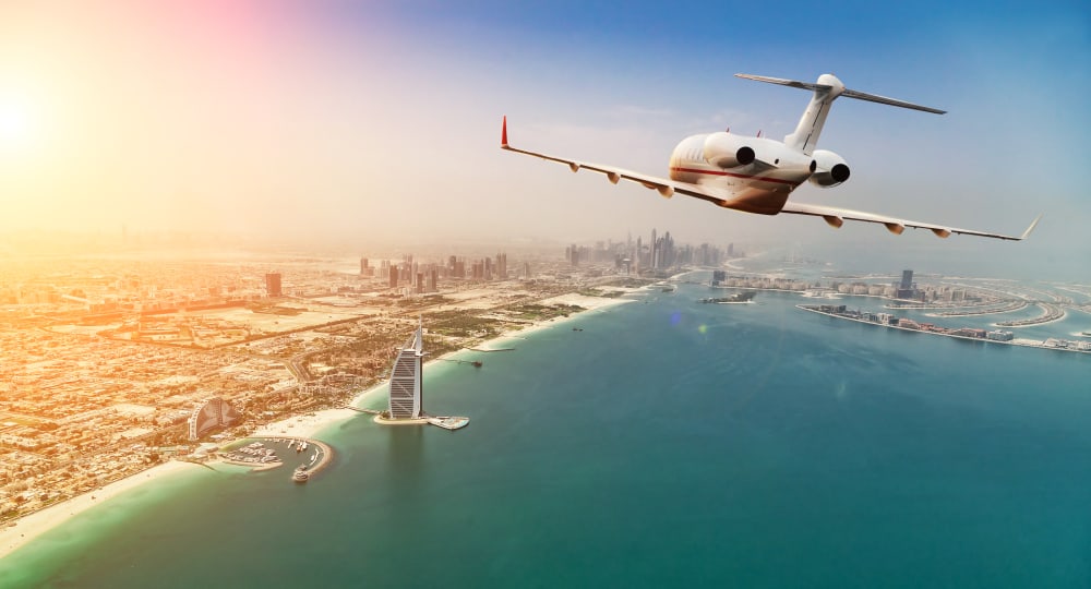 Private,Jet,Plane,Flying,Above,Dubai,City,In,Beautiful,Sunset dubaj lietadlo