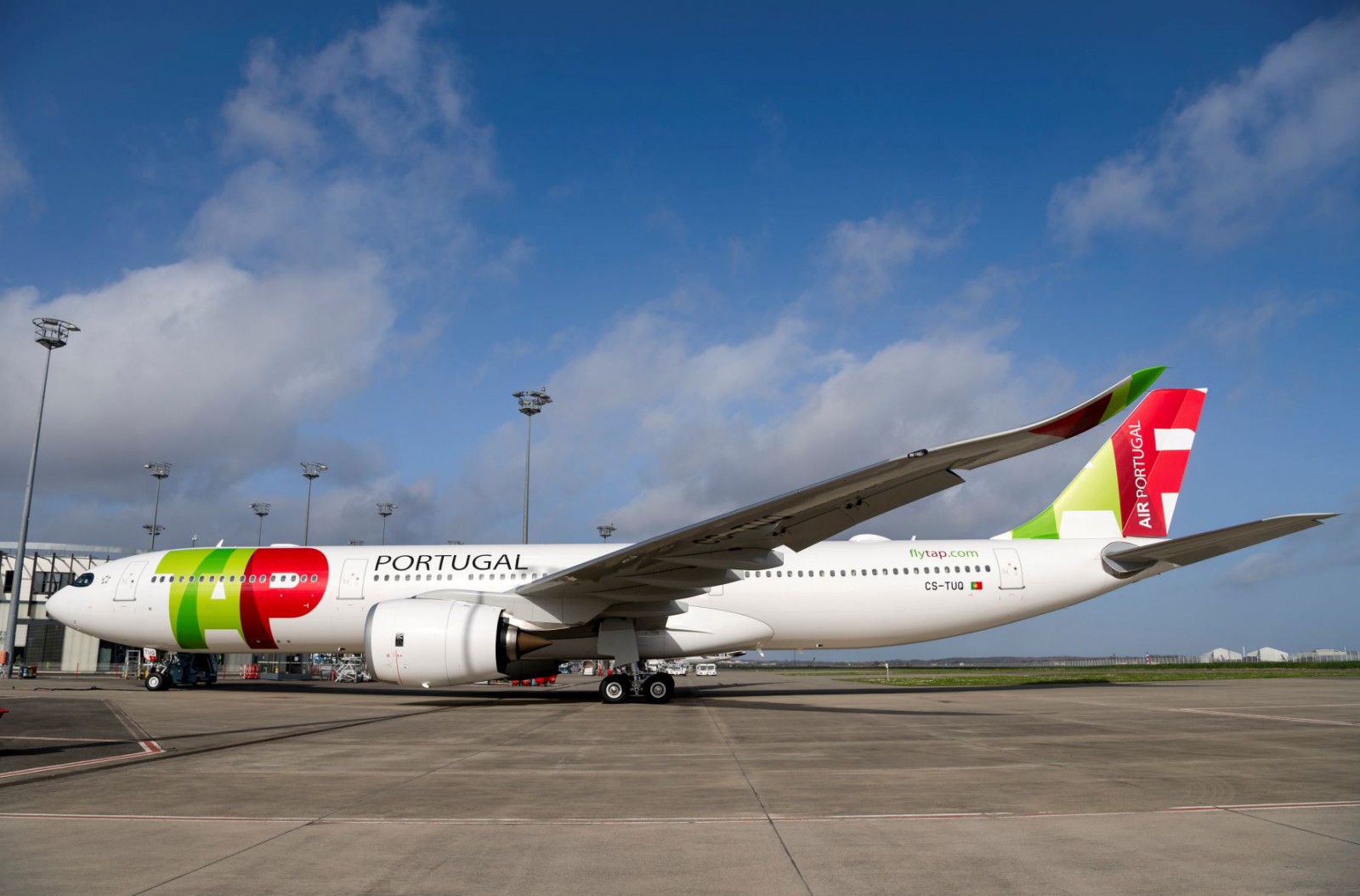 TAP-Air-Portugal-and-BNP-delegation-visit-aircraft-on-ground Brazília z Viedne s TAP Air Portugal v TOP sezóne od peckových 519€