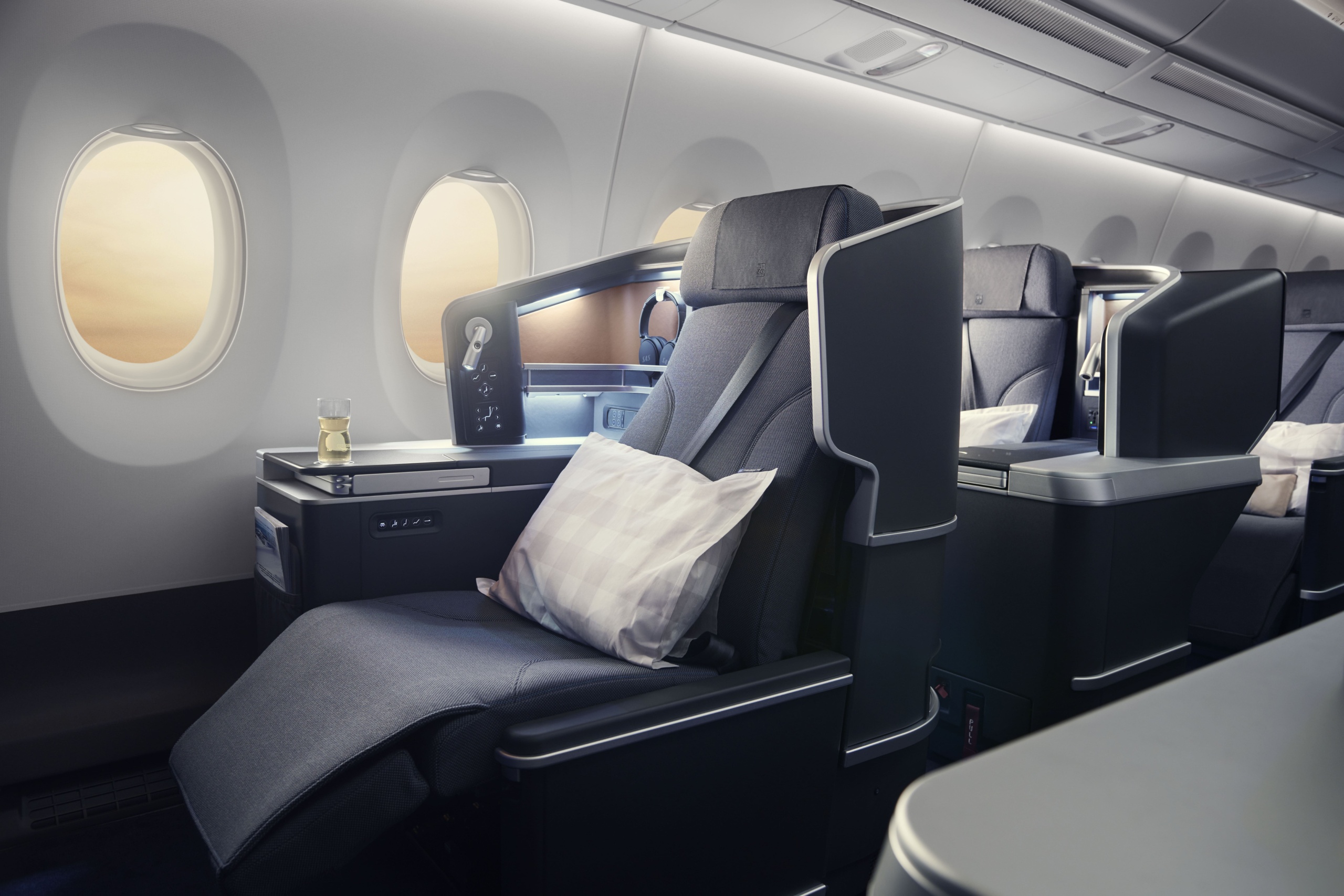 08-business-seat-074-final2-min New York luxusne v biznis triede SAS: leť z Viedne za 1799€ a uži si TOP komfort so zľavou