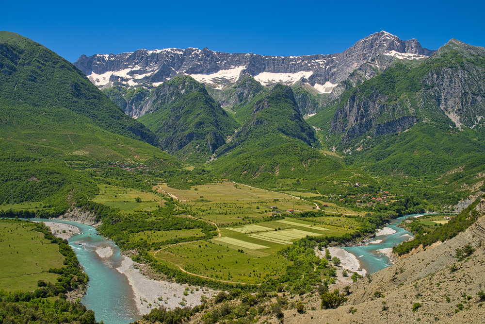 Vjosa,River,Bend,Near,The,Town,Of,Kanikol Albánsko má nový národný park. Láka milovníkov adrenalínu a prírody (+akciové letenky)