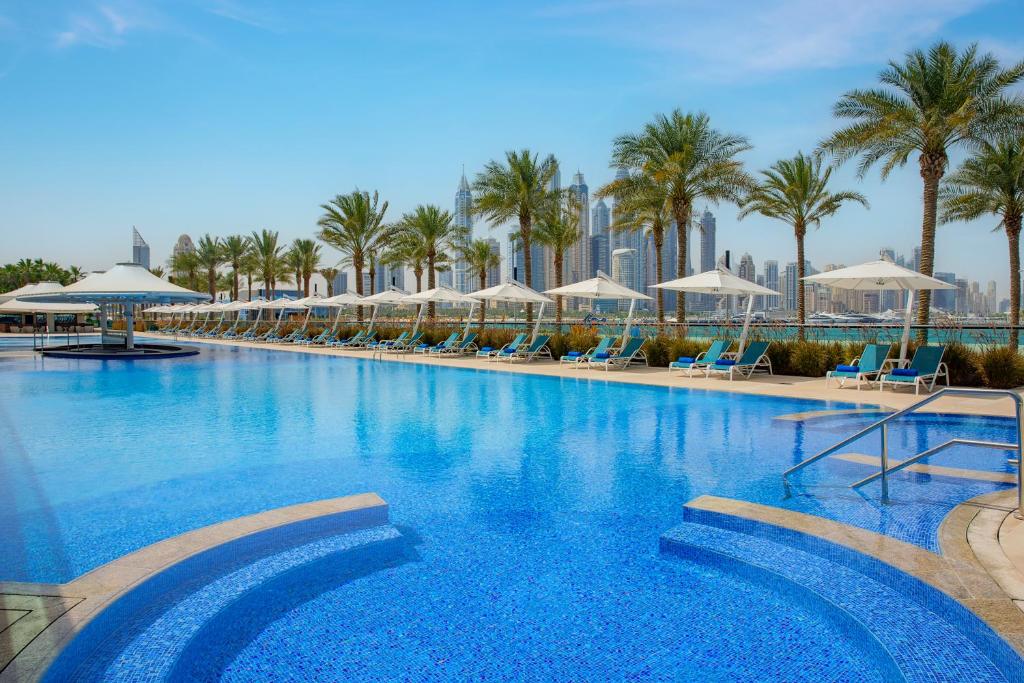 hilton-dubai-bazen Dubaj na Palmovom ostrove s letenkami a peckovým 5*hotelom od 829€ (akcia: polpenzia zdarma)