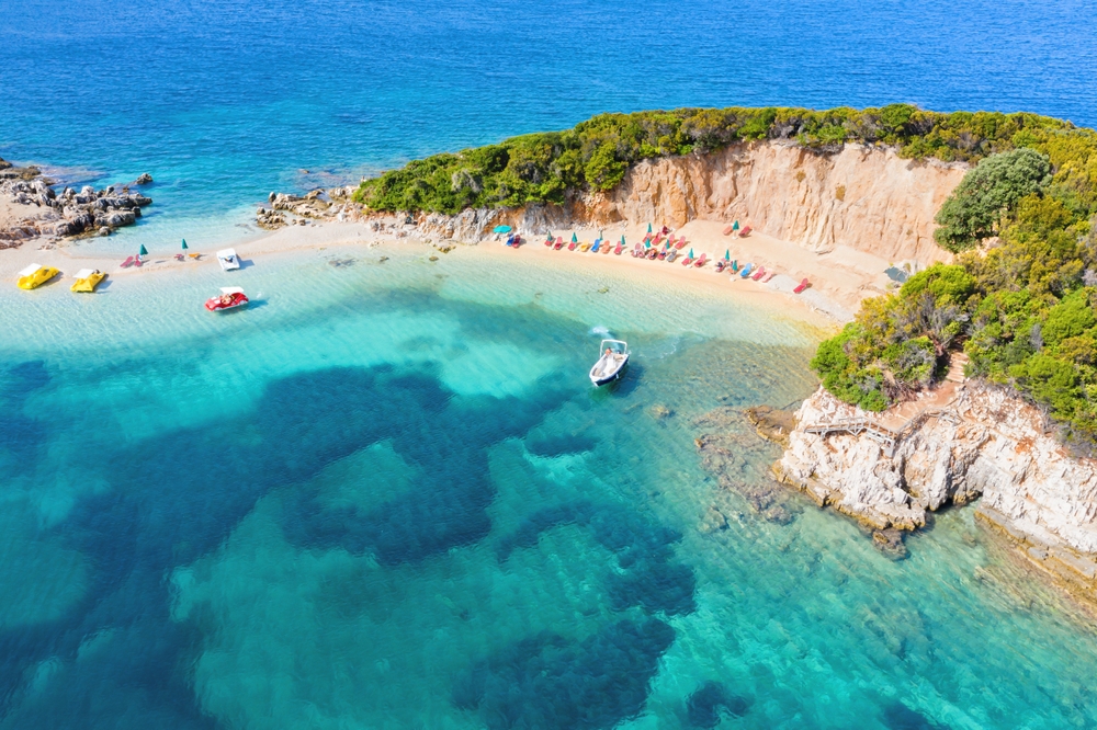 Ksamil,Beaches.,Four,Islands.,The,Bay.,Ksamil.,Albania.,Sandy,Embankment. LAST MINUTE: All inclusive Albánsko s odletom z Košíc alebo Bratislavy a 4* hotel od 339€