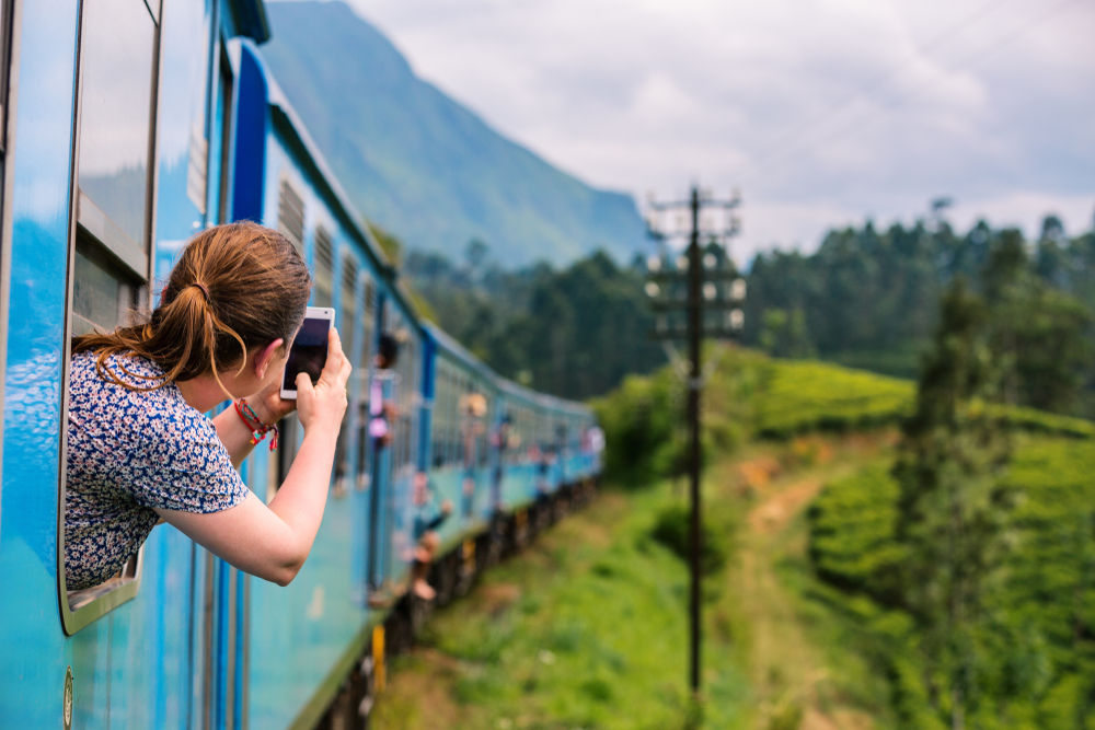 Young,Woman,Enjoying,Train,Ride,From,Ella,To,Kandy,Among Ochutnaj unikátne destinácie: ku kreditke môžeš teraz získať ako bonus 50€ na letenky