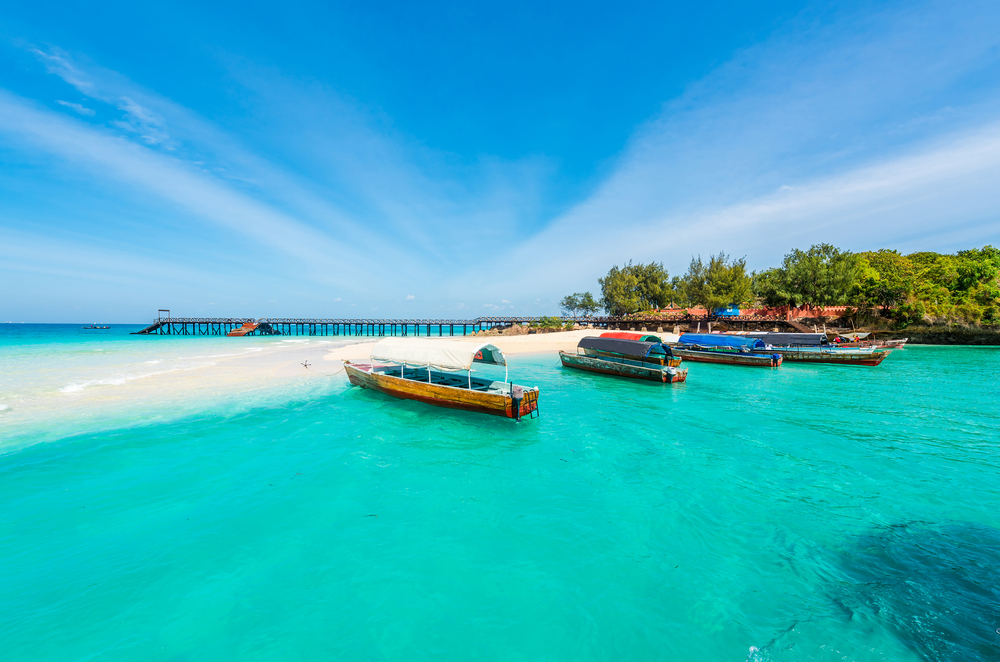 Colorful,Exotic,Seascape,With,Boats,Near,Zanzibar,Shore,In,Africa 3 tipy na last minute dovolenku na Zanzibare pod 1000€: letenky + 4* alebo 5* rezorty so stravou