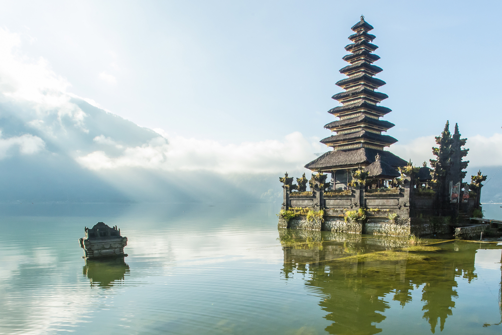 Famous,Temple,Near,Gunung,Batur,Volcano,On,Lake,Batur,Bali Indonézsky ostrov Bali zvažuje zákaz ubytovania cez Airbnb