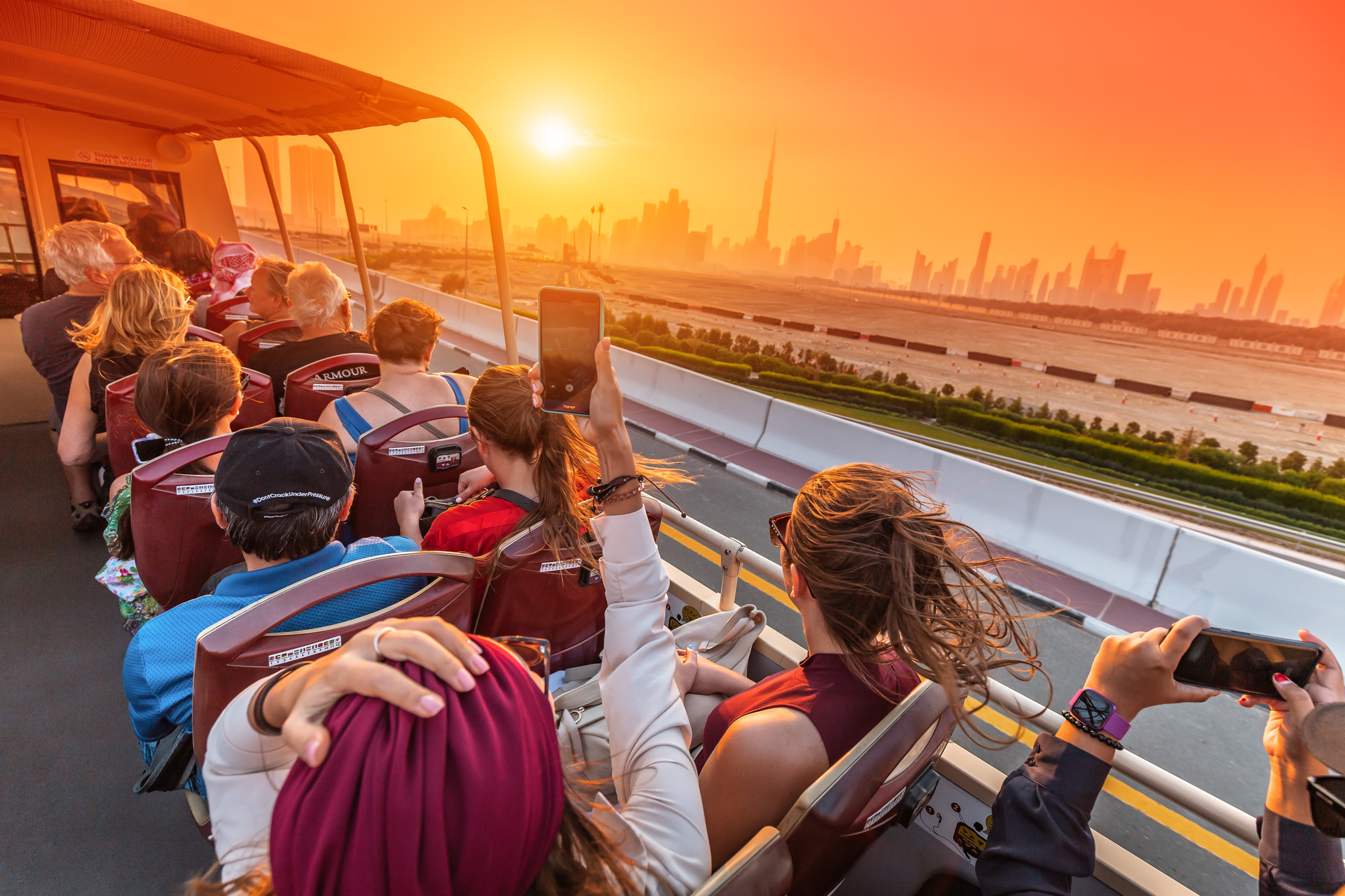 29,November,2019,,Dubai,,United,Arab,Emirates:,Tourists,Having,A VIDEO: Ako vyzerá prehliadka mesta Dubaj so sprievodkyňou Pelikána?