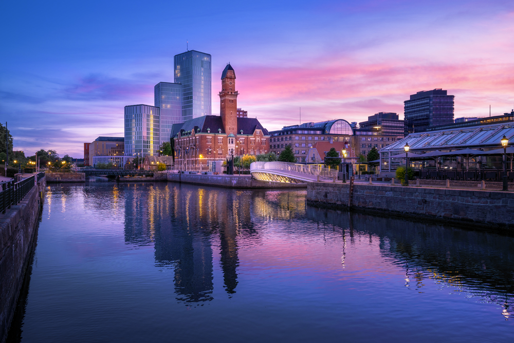 Malmo,Skyline,And,Hamnkanalen,Canal,At,Sunset,-,Malmo,,Sweden 5 lákadiel švédskeho mesta Malmö + letenky na jeseň od 34€!