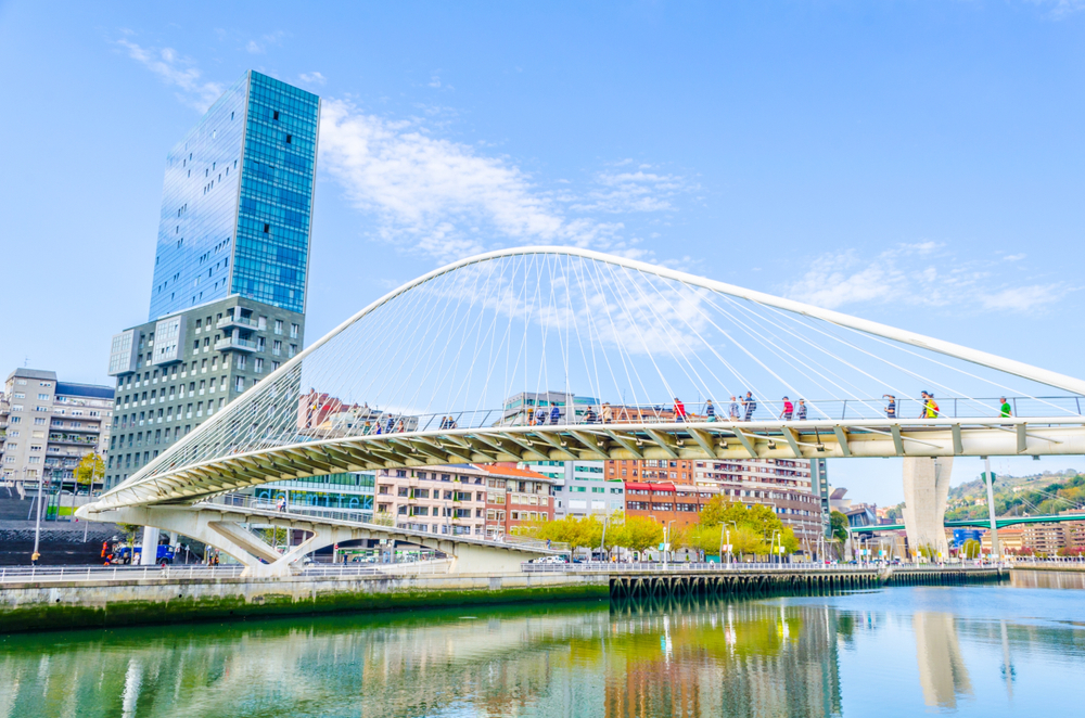 People,Are,Crossing,Zubizuri,Bridge,In,Bilbao,,Spain PONUKA DŇA: Španielske Bilbao s letenkami, 3* hotelom a raňajkami za 269€