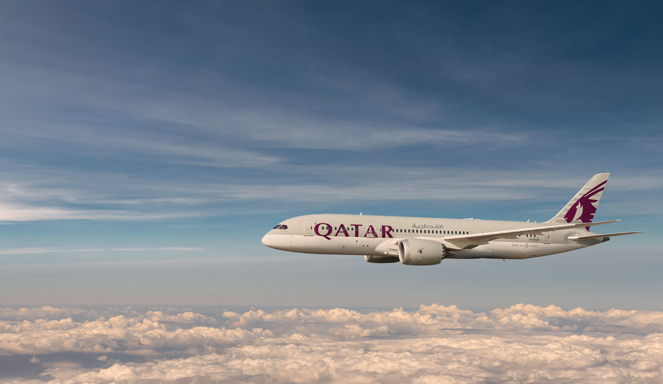 787-aircraft-air-to-air Qatar Airways nasadia na lety z Budapešti moderný Dreamliner. Od mája poletí každý deň.