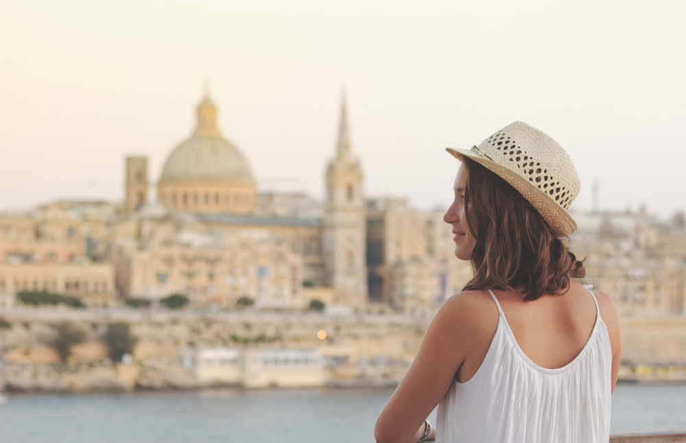 turistka v malte s vyhladom na valletu