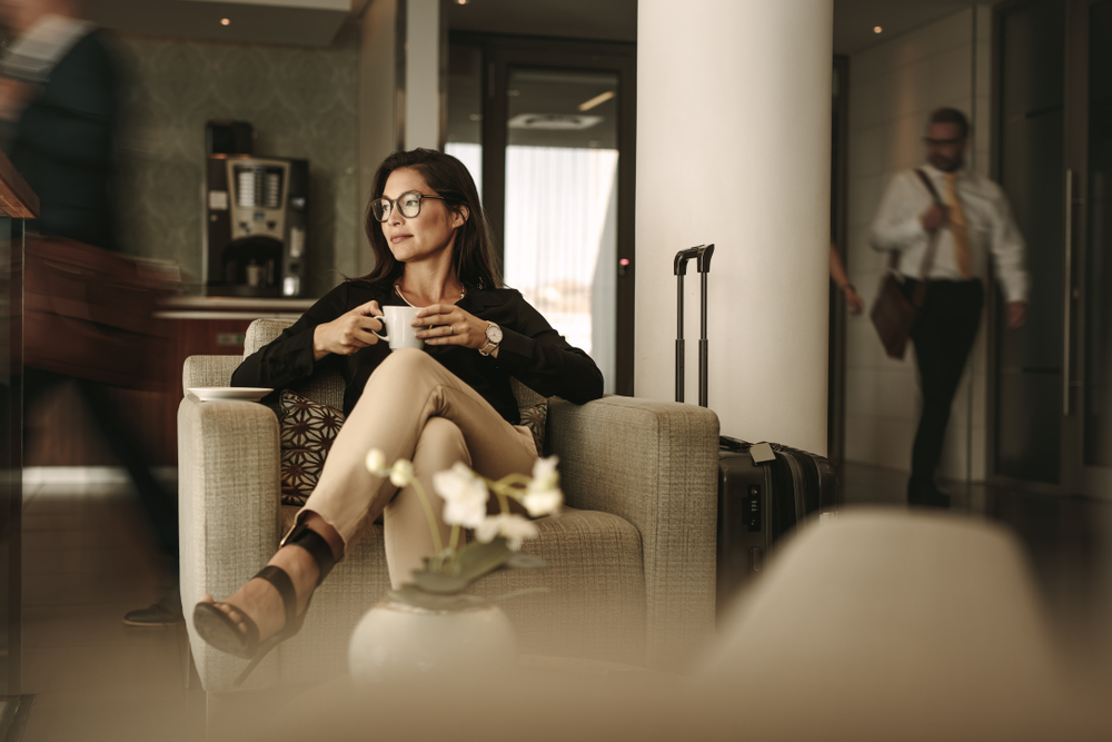 Businesswoman,Sitting,At,The,Airport,Lounge,,Waiting,For,The,Flight. TOP 5 letiskových salónikov, ktoré sa oplatí navštíviť v roku 2024